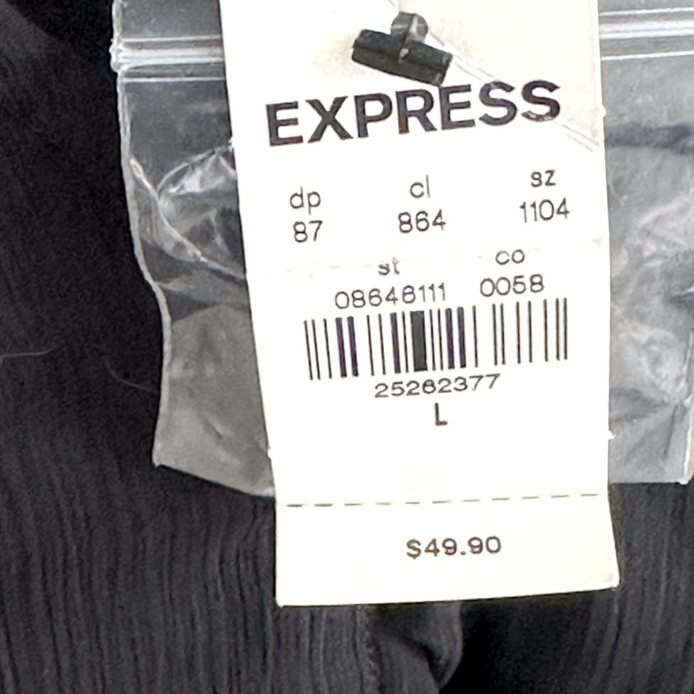 New with tags Women’s blouse with a slight ruffle bottom size large black